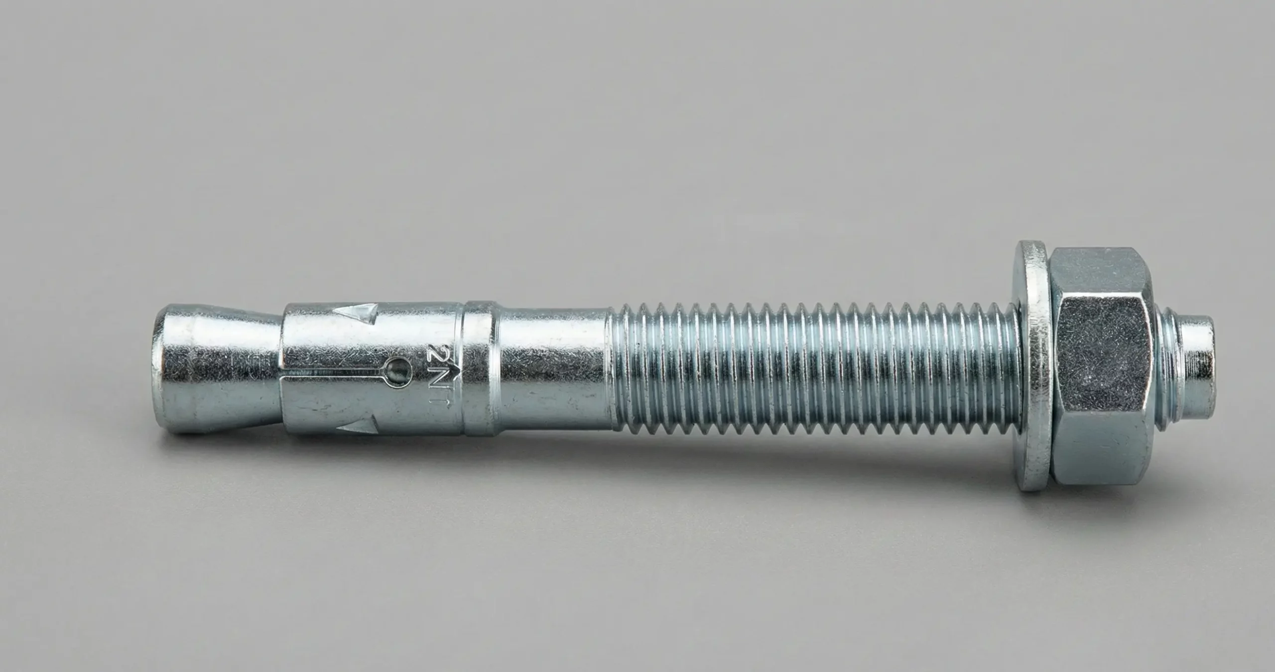 Goujon d'ancrage à expansion pour fixation de charge lourde dans le béton plein.