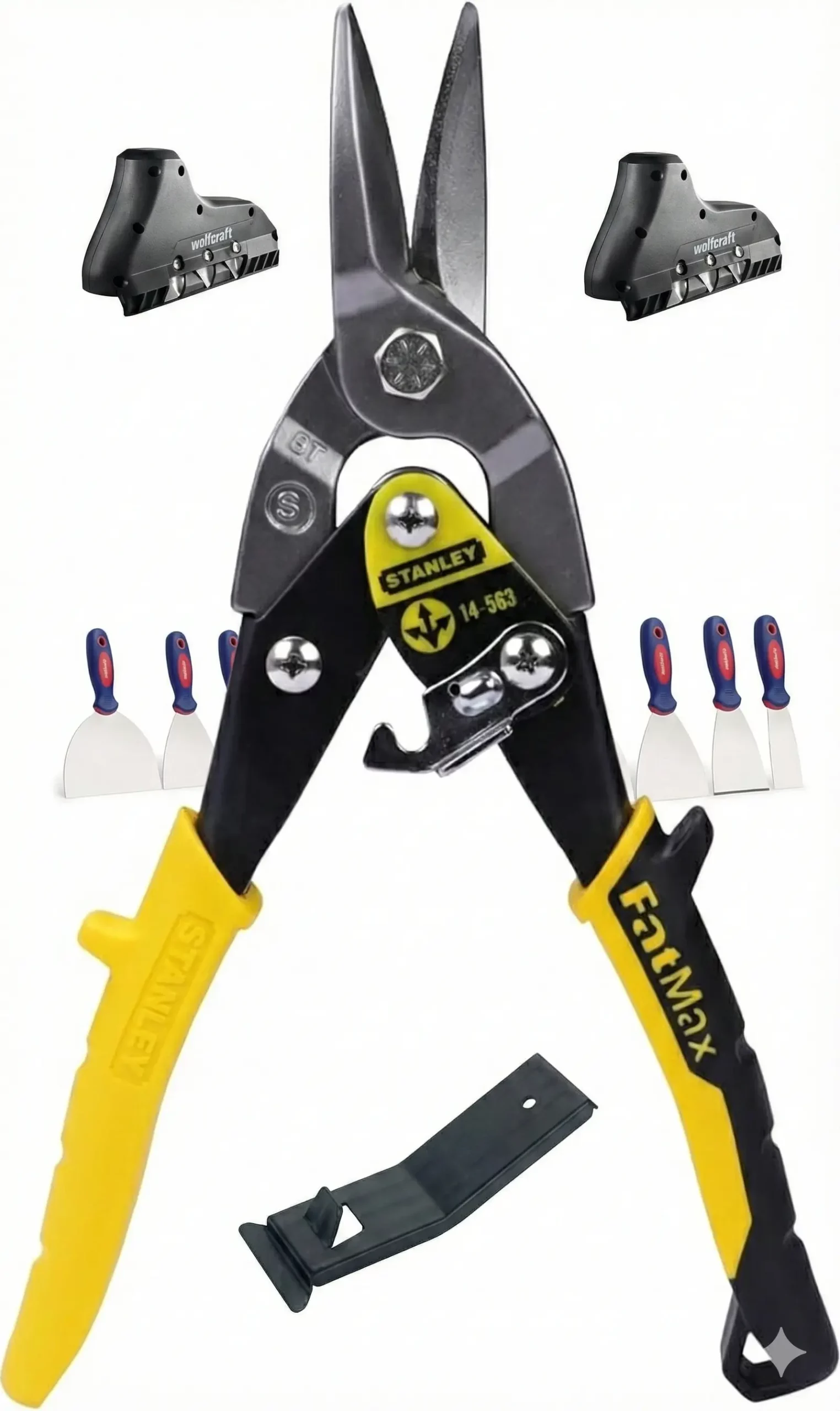 Composition d'outils indispensables pour la pose de placo : une grande cisaille à tôle Stanley FatMax au centre, entourée de deux rabots d'angle Wolfcraft, de plusieurs couteaux à enduire et d'une cale lève-plaque sur fond blanc