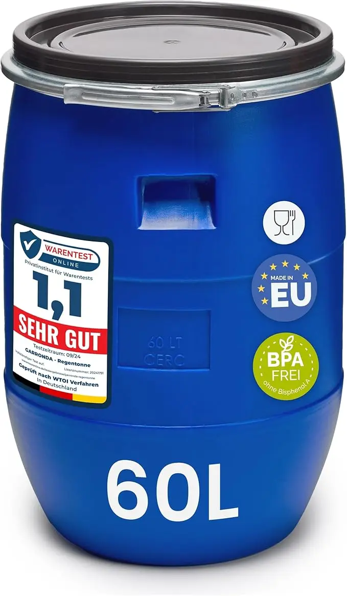 Fût plastique de 60 L utilisé pour fabriquer une mangeoire pour poules dans un poulailler, robuste et pratique.