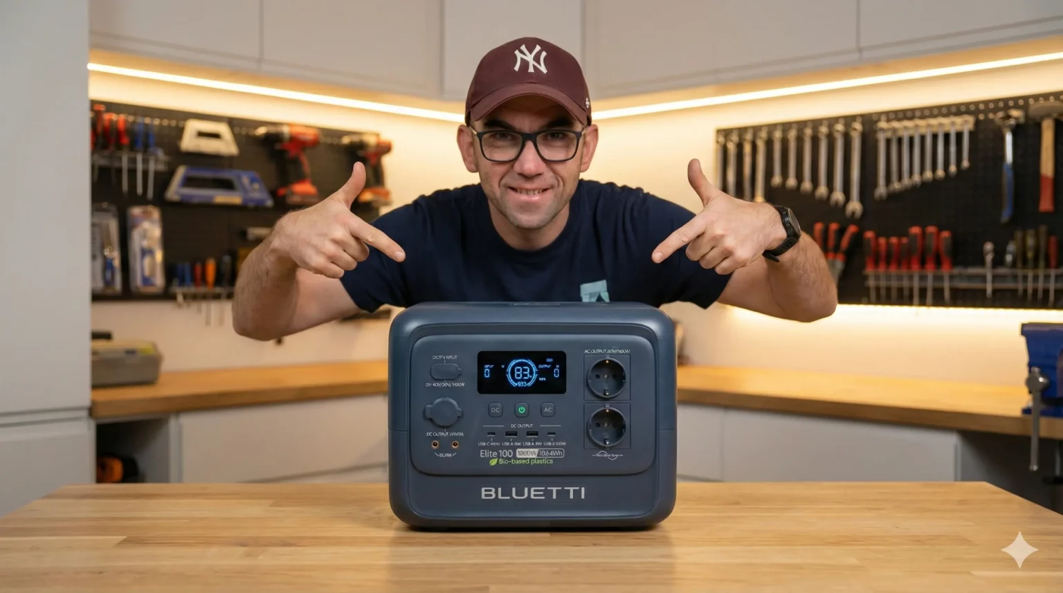 Fredo Brico donne son avis positif sur la station d'énergie BLUETTI Elite 100 V2 avec l'écran allumé.