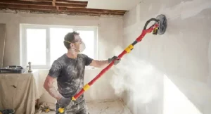 Ponçage des bandes de placo en hauteur avec une ponceuse girafe télescopique