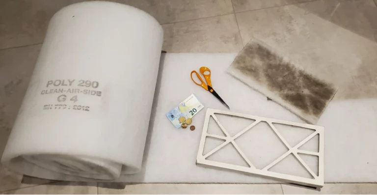 Comparatif entre un filtre VMC usagé et un rouleau de média filtrant neuf avec un billet de 20 euros pour illustrer l'économie réalisée.