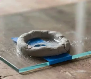 gros plan d'un verre percer et présentent une astuce pour lubrifié le foret 