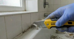 couper un joint silicone avec un cutter lame neuve