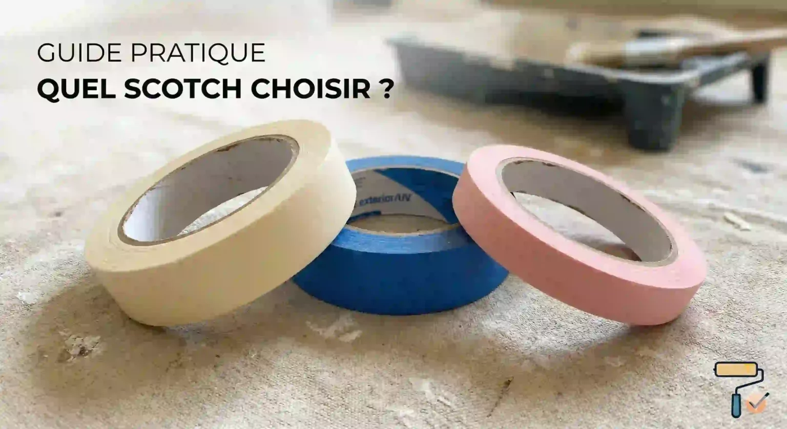 Trois rouleaux de ruban de masquage : crème, bleu et rose, posés sur une bâche de chantier pour un blog de bricolage.
