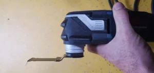 Gros plan sur la tête de l'outil multifonction Bosch GOP 40-30 montrant le levier de fixation StarlockPlus