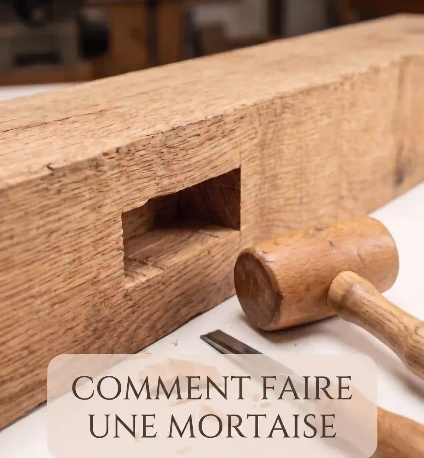 Guide pratique avec bédane et maillet pour apprendre comment faire une mortaise à la main dans du chêne