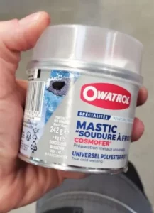 Pot de mastic bi-composant universel Cosmofer pour reboucher un trou profond dans du bois