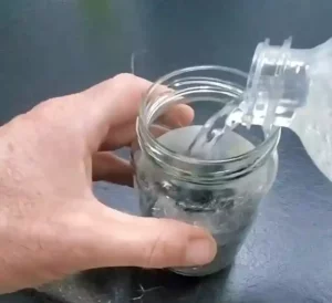 gros plan mélange laine d'acier vinaigre pour obtenir une teinte noir 