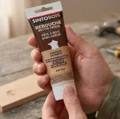 Tube de pâte à bois Sinto pour reboucher facilement un petit trou dans un meuble en bois