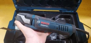 Vue d'ensemble de l'outil multifonction Bosch Professional GOP 40-30 avec son câble et sa prise en main ergonomique.