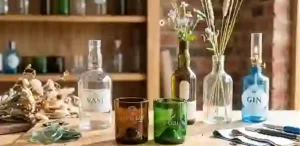 Objets de décoration créés par upcycling de bouteilles de whisky et de gin découpées à la disqueuse avec un disque diamanté.