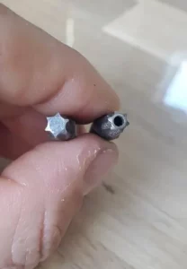 difference entre un embout torx standard et un embout torx de securite avec trou au milieu