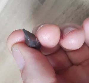 zoom sur un embout de vissage plat pour vis ancienne à fente