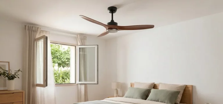Ventilateur de plafond moderne et silencieux dans une chambre bioclimatique avec fenêtres ouvertes pour rafraîchir naturellement.