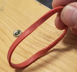 astuce de l'élastique pour enlever une vis foiré ou abîmé