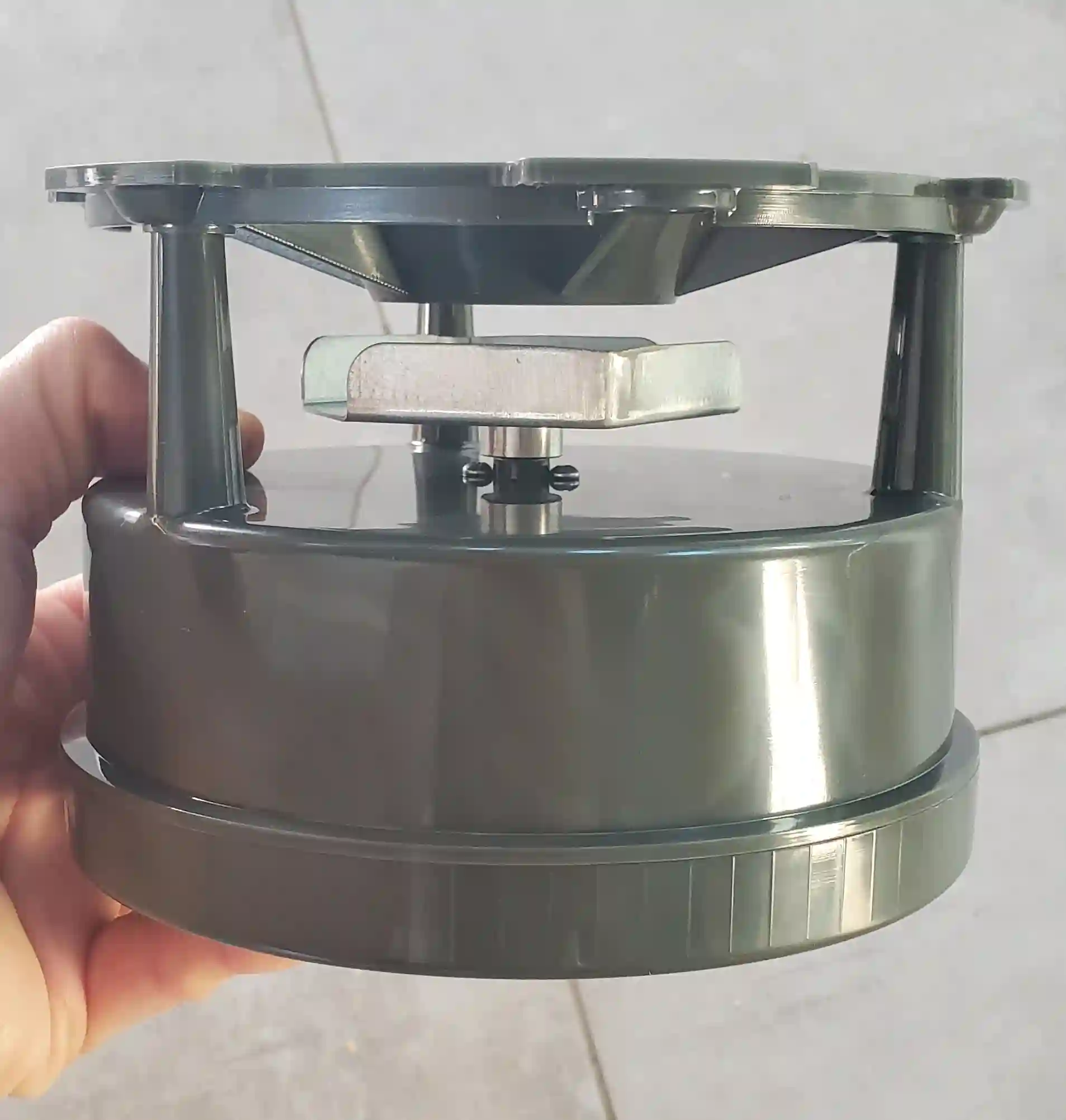 gros plan d'un agrainoir/mangeoire automatique pour poulaller