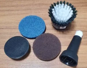 Les differents embouts et tampons interchangeables fournis avec la brosse de nettoyage electrique Bosch UniversalBrush