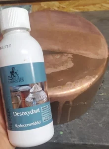 Produit professionnel pour nettoyer et faire briller le cuivre sans frotter utilisé en atelier