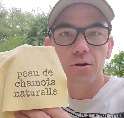 fredo brico tiens dans sa main une peau de chamois naturelle très efficace