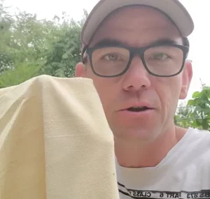 Fredo Brico présente une peau de chamois naturelle pour nettoyer le cuivre et le laiton