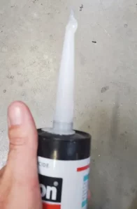 Astuce de menuisier : laisser un bourrelet de produit sécher sur la canule pour créer un bouchon naturel et éviter d'avoir à déboucher un embout de cartouche de silicone.