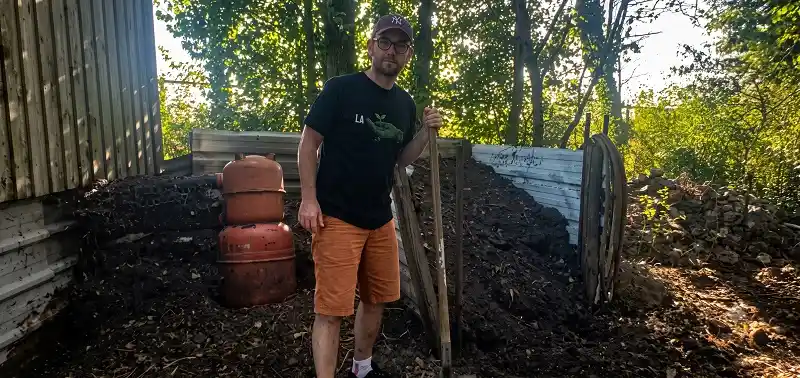 Comparatif entre fabriquer un composteur en bois et faire son compost en tas au potager