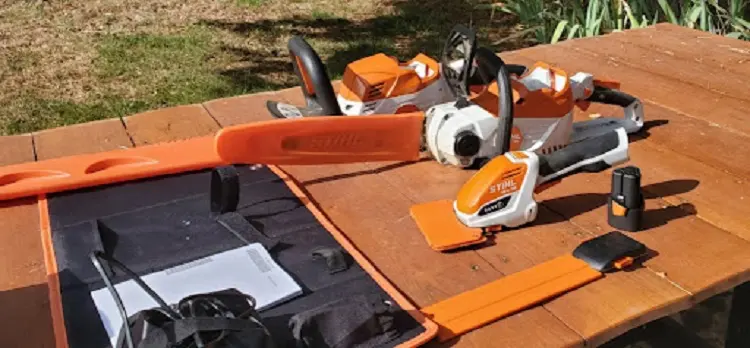 Batterie Stihl AS 2 et taille-haie HSA 26 présentés sur table en bois d'atelier