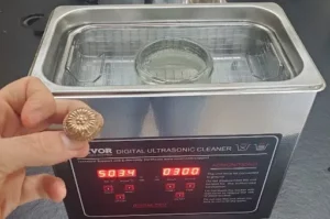 Test du nettoyeur ultrason VEVOR avec un bouton en laiton dans un bocal en verre
